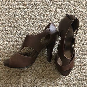 Brown strappy heels sandal
